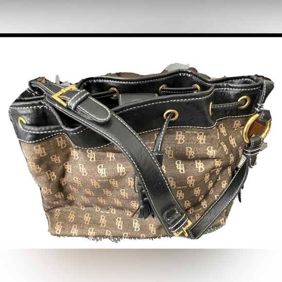 B Brentano bag. Color:brown. Adjustable shoulder strap.